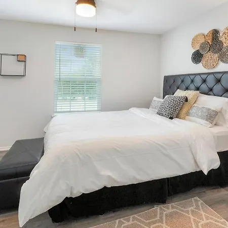 Cozy Two Bedroom Home Minutes From Downtown!